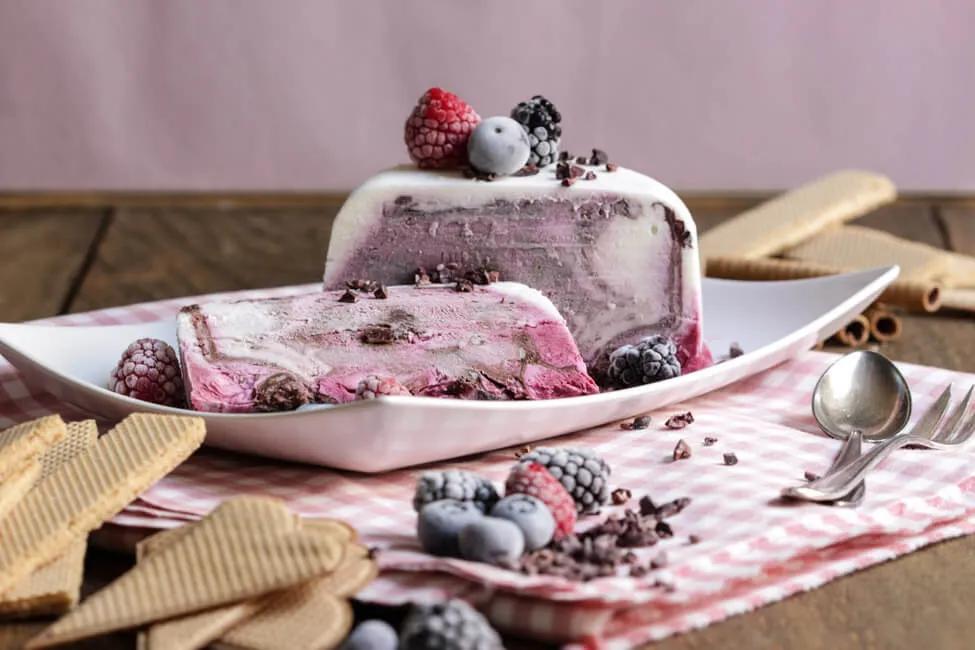 Beeren-Joghurt-Parfait mit Kakaonibs - foodundco.de