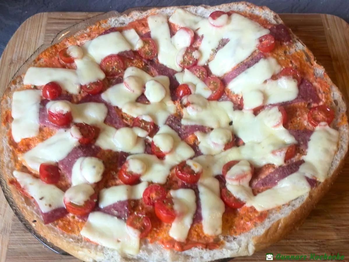 Fladenbrotpizza mit Salami, Tomaten und Käse | Gunnars Kochecke