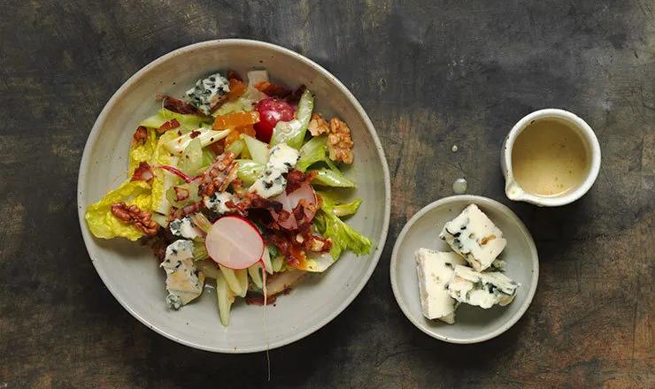Knackiger Salat mit Blauschimmelkäse und Speck-Crumble | le menu