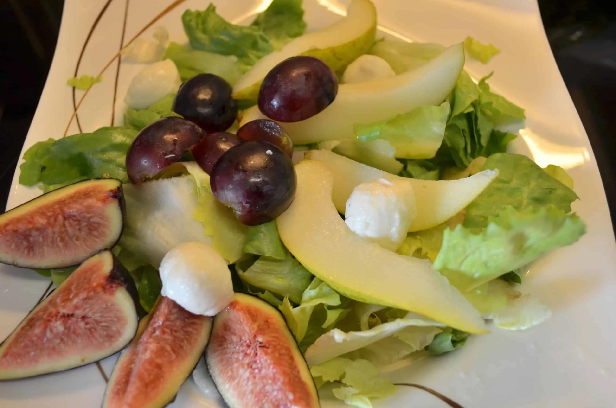 Endivien Salat mit Feigen, Trauben, Birne und Mozzarella - weight ...