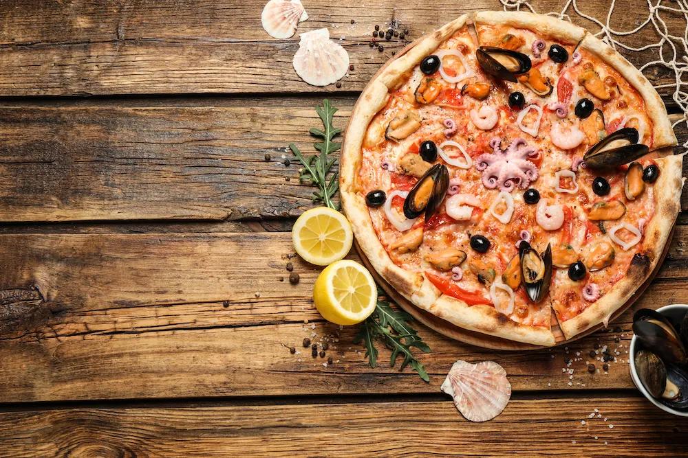 Mediterran - Meeresfrüchte-Pizza mit Muscheln, Tintenfisch, Scampi und ...