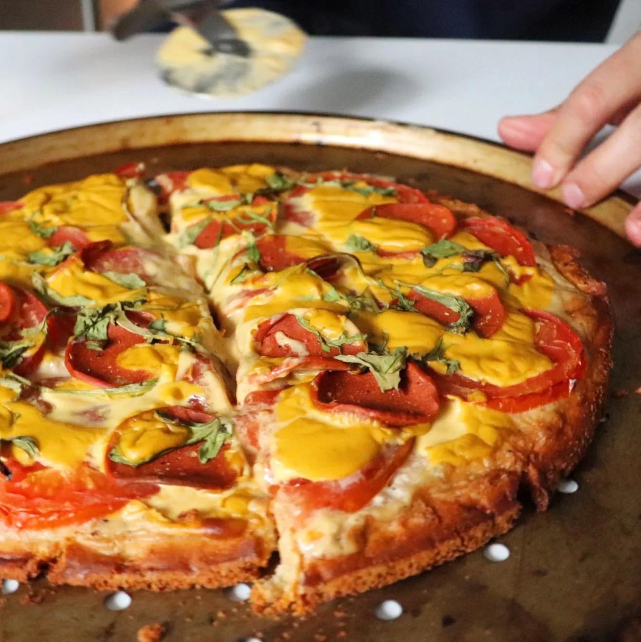 📸Vegan pepperoni pizza with NONA cheesy. | Vegan pepperoni pizza, Vegan ...