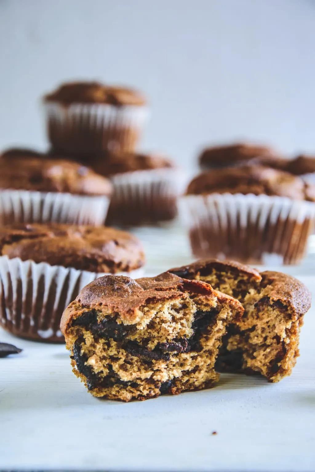 Gesunde Low Carb Muffins mit Schokolade und Erdnussmus