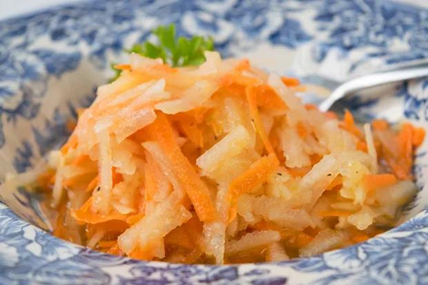Karotten-Apfel-Salat - Rezept | GuteKueche.at