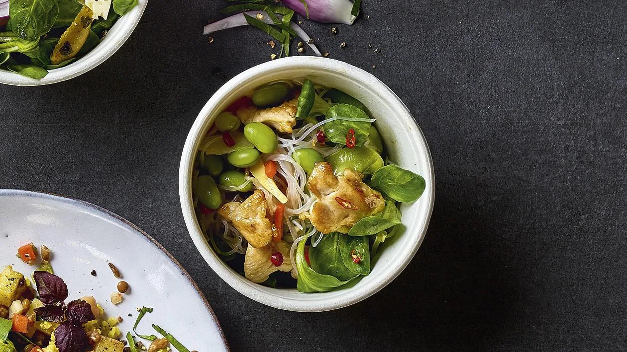Asia-Salat mit knackigem Gemüse und würzigem Dressing
