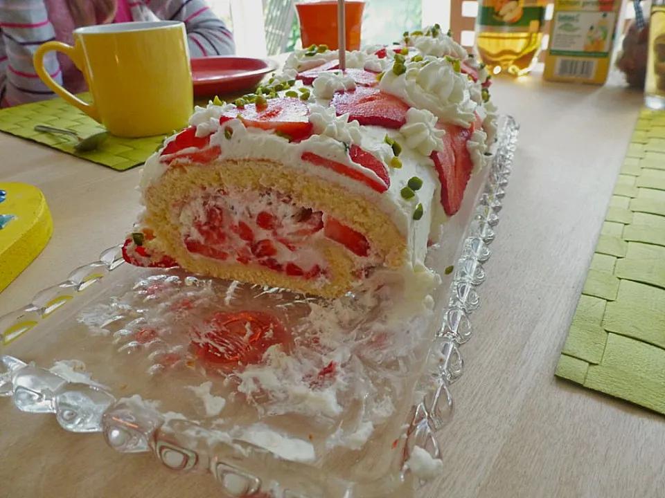Biskuitrolle mit Erdbeer - Sahne - Füllung (Rezept mit Bild) | Chefkoch.de