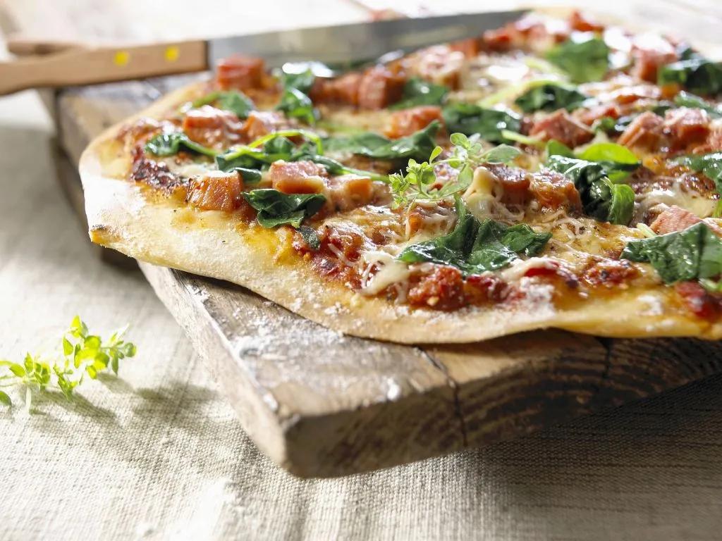 Pizza mit Spinat und Schinken Rezept | EAT SMARTER