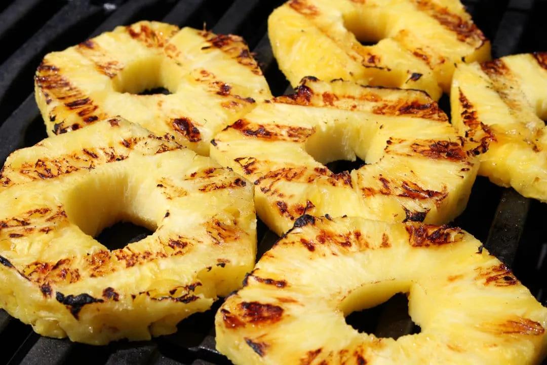 Schinken mit gegrillter Ananas aus dem Dutch Oven | Futterattacke.de