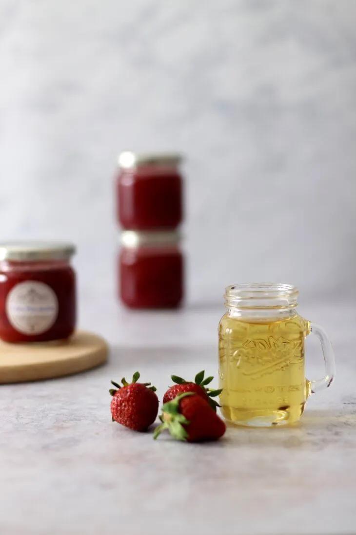 Erdbeer Holunder Marmelade - Mit Holunderblütensirup - Bäckerina ...