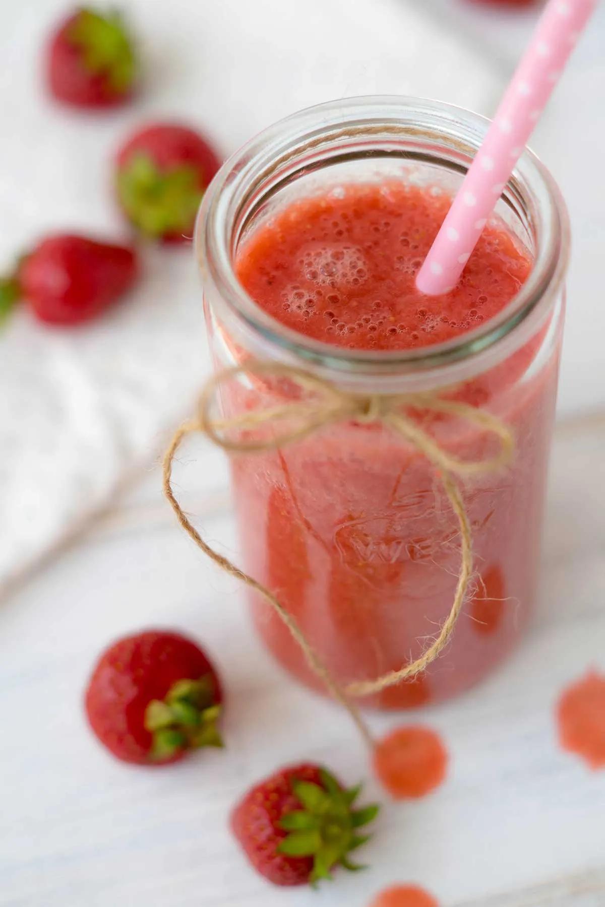 Erdbeer-Smoothie selber machen - Rezept ohne zusätzlichen Zucker