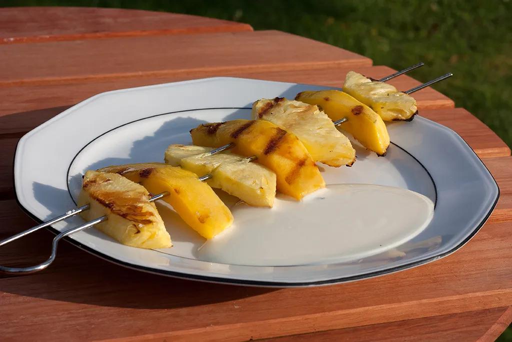 Gegrillte Ananas-Mango-Spieße mit Dip | bigBBQ.de