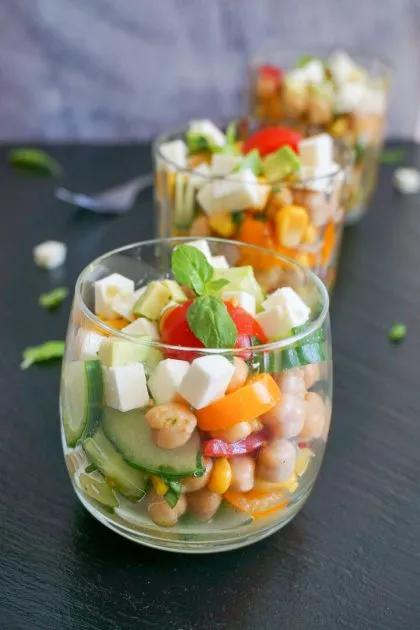 Kichererbsen Salat mit Feta und Avocado - Sommerliches Rezept