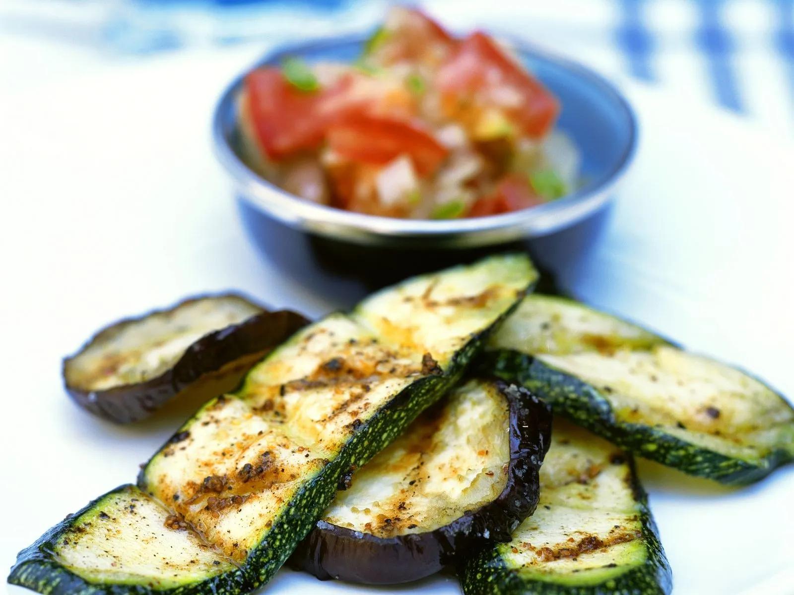 Zucchini und Auberginen vom Grill mit Paprikasalat Rezept | EAT SMARTER