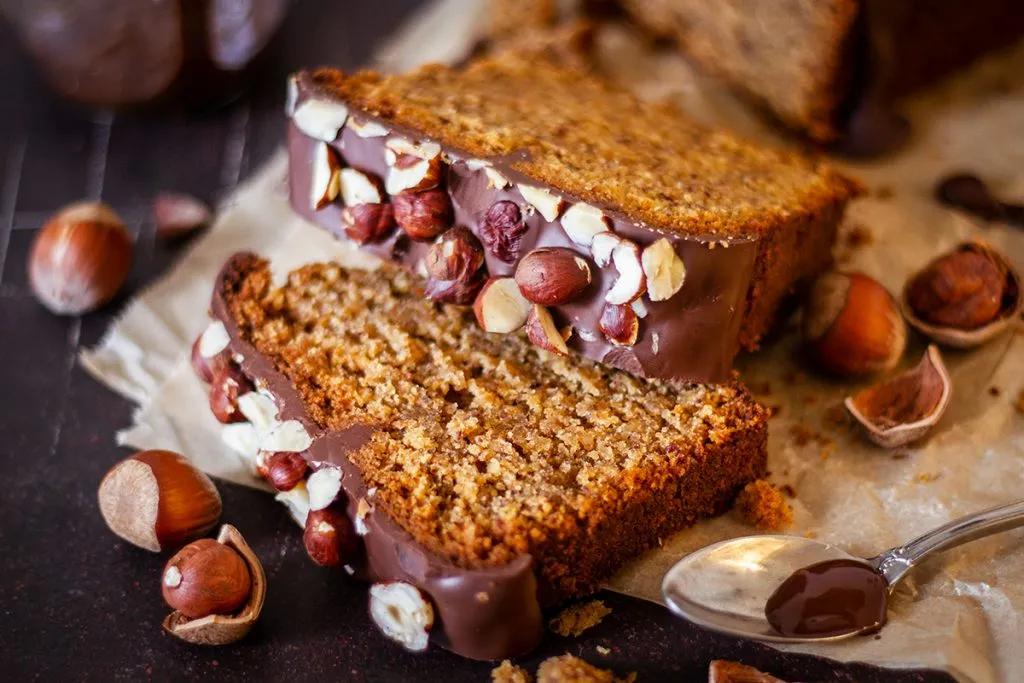 Veganer Nusskuchen mit Schokoladenglasur - Simply Vegan