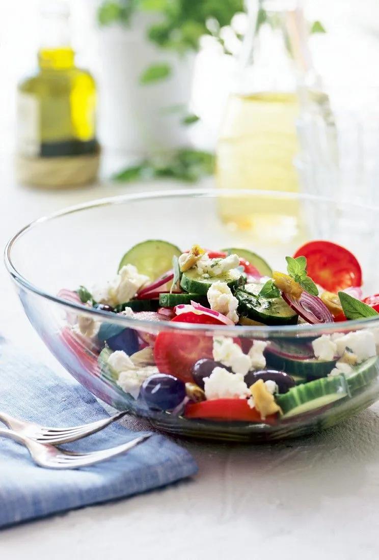 Griechischer Salat mit Feta und Oliven Rezept | EAT SMARTER