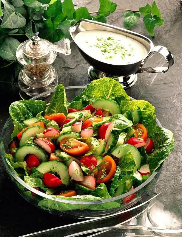 Unser beliebtes Rezept für Gemischter Salat mit Joghurt-Schnittlauch ...