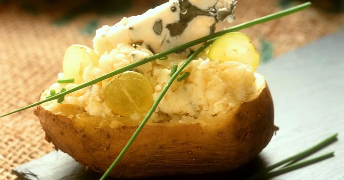 Gefüllte Kartoffeln mit Käse Rezept | EAT SMARTER