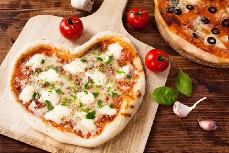 Romantisches Herz-geformte Italienische Pizza Margherita Stockfoto ...