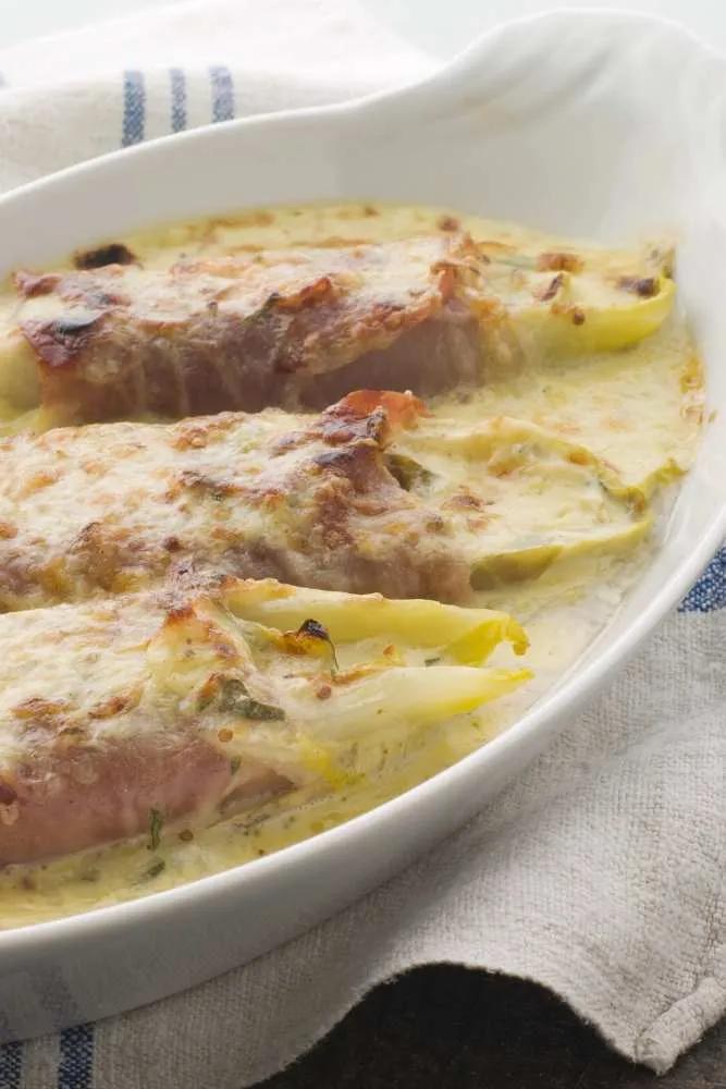 Gebackener Chicorée mit Tomatensoße und Schinken - Oma Kocht