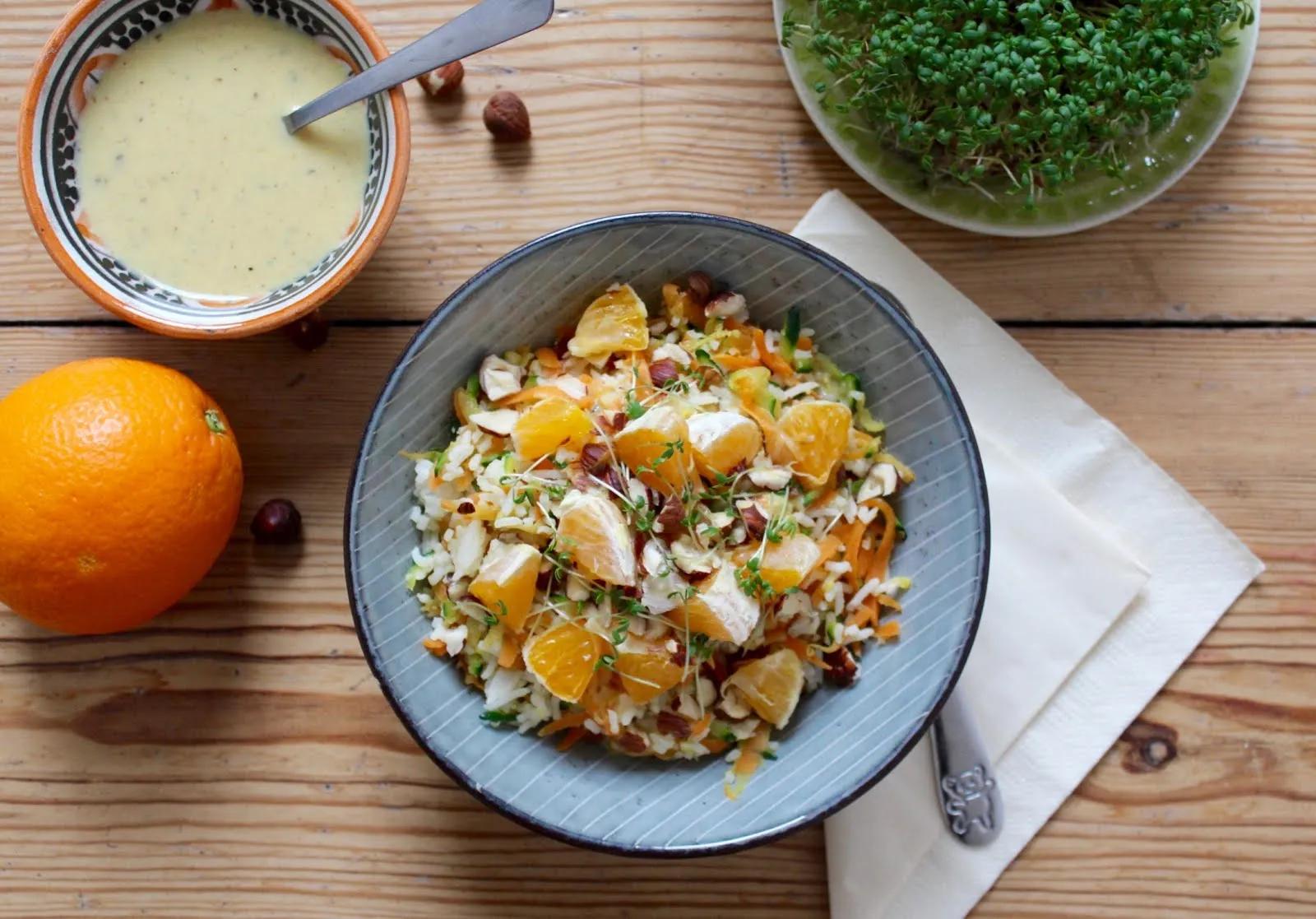 Warmer Reis-Salat mit Orangen und Nüssen