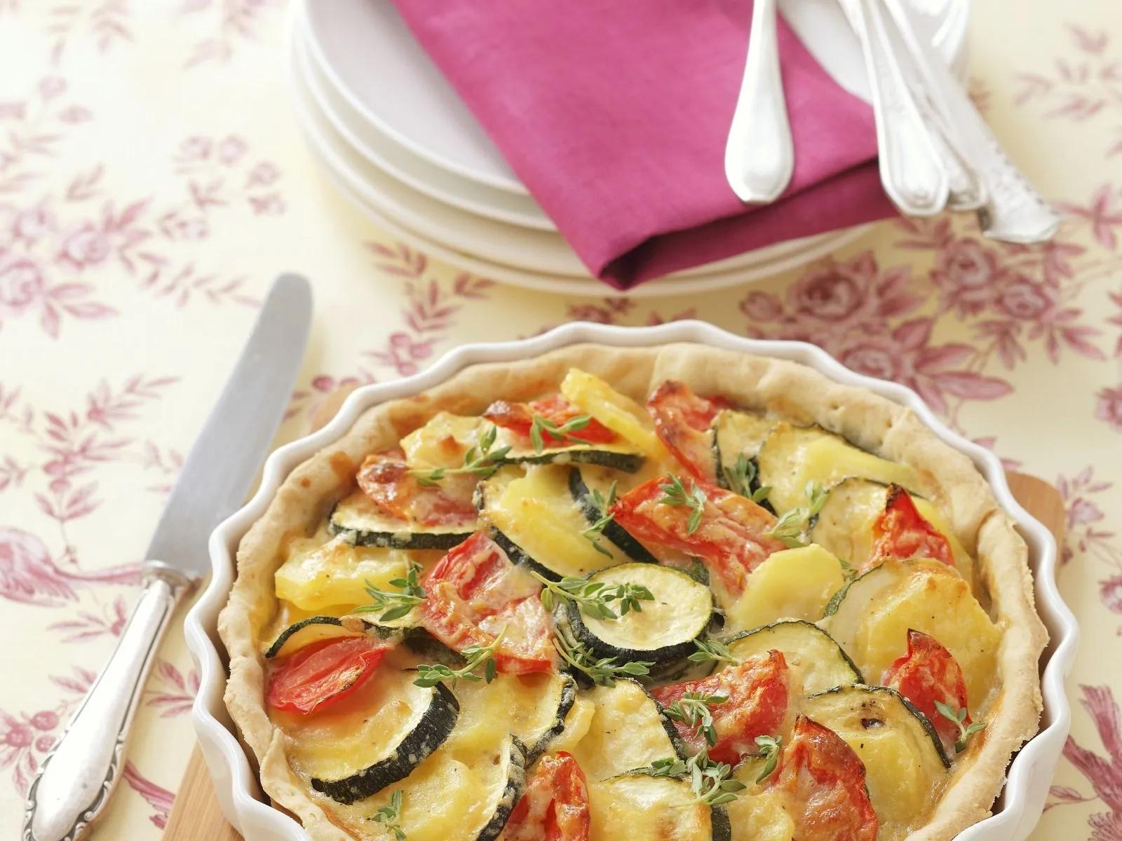 Kartoffel-Zucchini-Kuchen mit Tomaten Rezept | EAT SMARTER