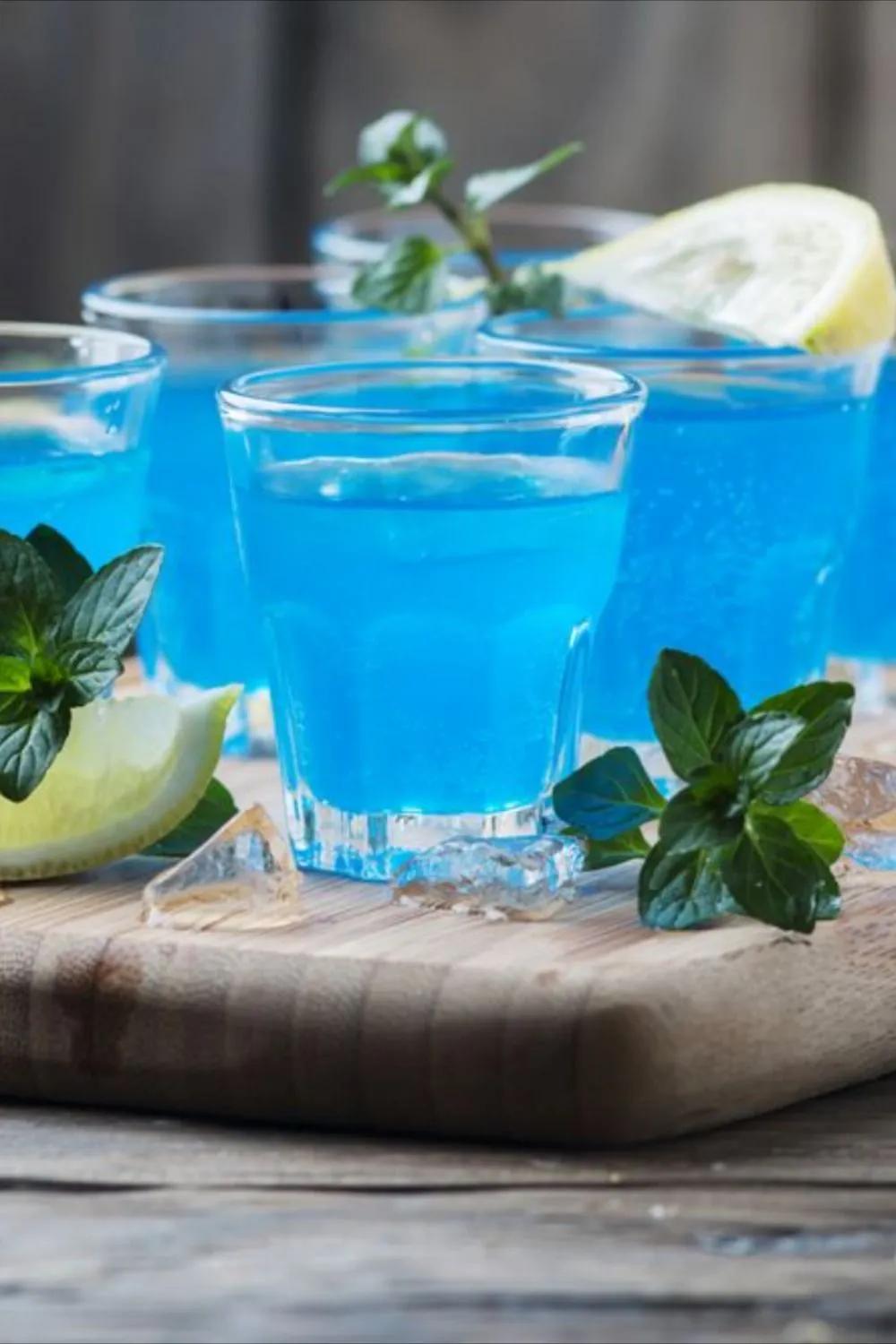Blauer Kamikaze - erfrischender Cocktail mit Limette und Wodka | Rezept ...