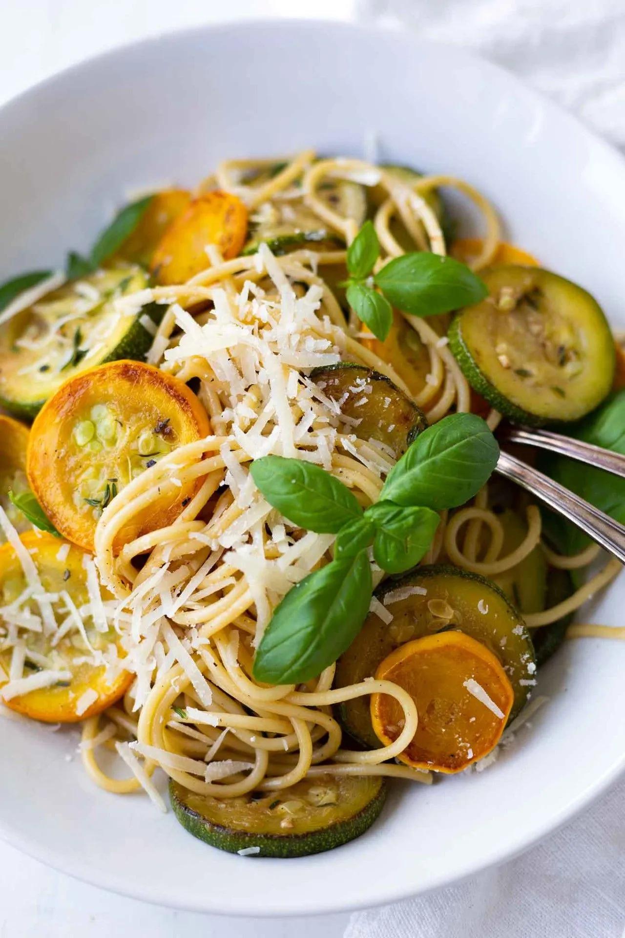 Schnelle Spaghetti mit Zucchini-Weißwein-Sauce. Dieses einfache 20 ...