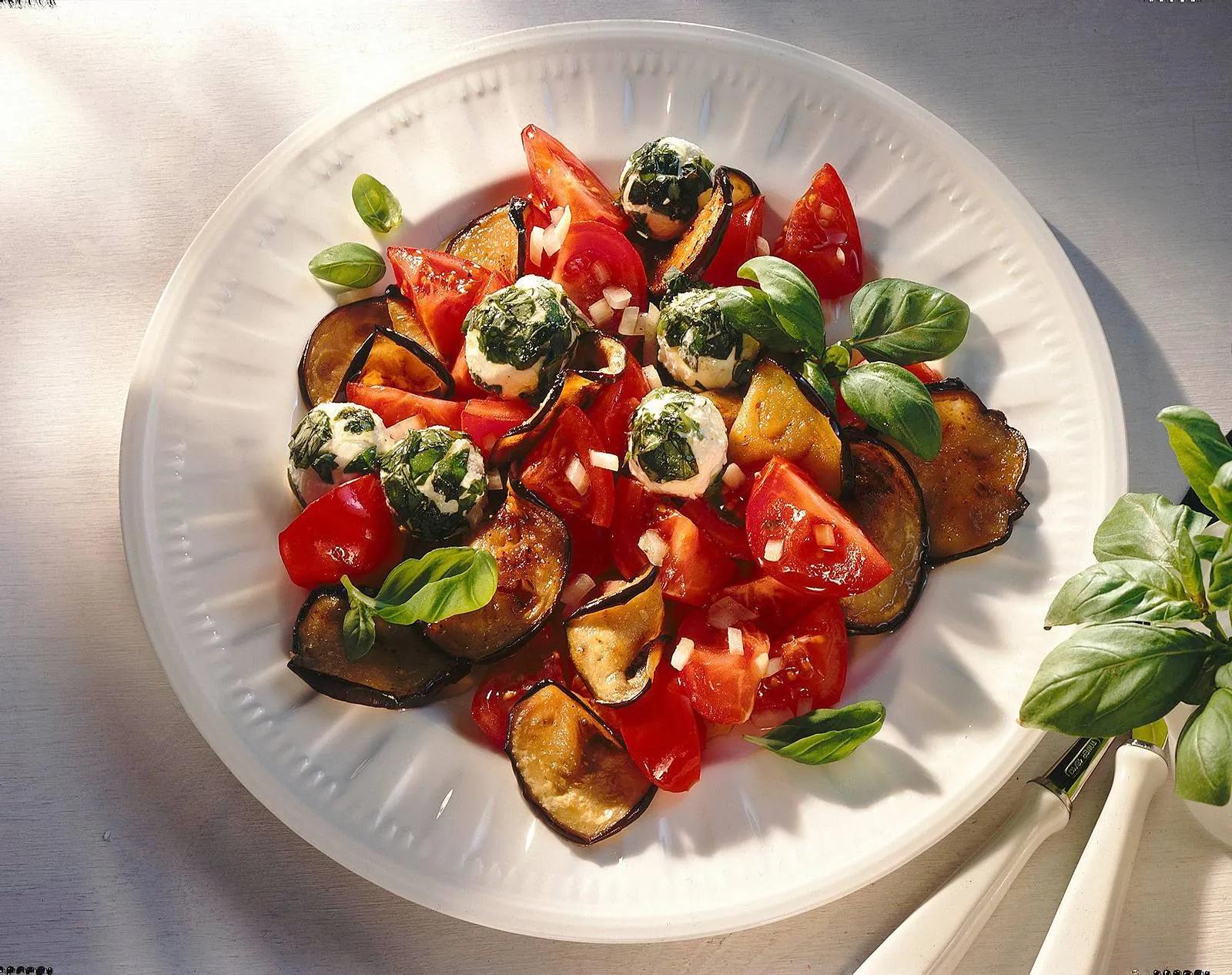 Tomaten-Auberginen-Salat mit Frischkäsebällchen Rezept | LECKER