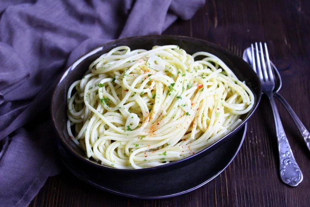 Aglio e olio | Spaghetti mit Knoblauch und Öl | Lebensmittel essen ...