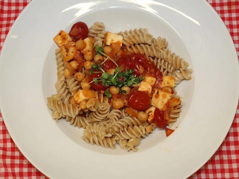 Dinkel-Vollkorn-Fusilli mit Halloumi-Kichererbsen-Kirschtomaten-Sauce ...