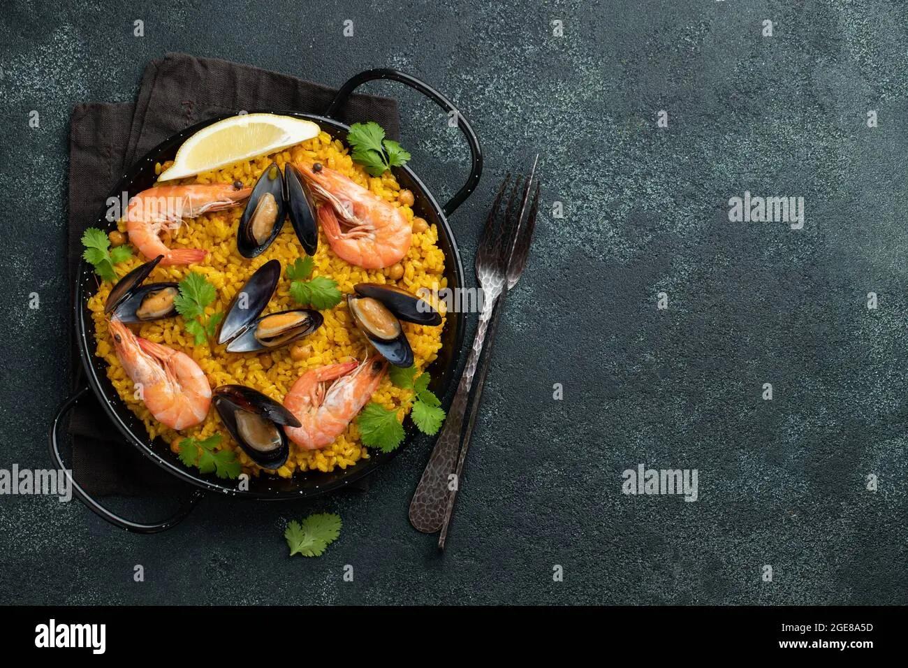 Traditionelle spanische Paella mit Meeresfrüchten in einer Pfanne mit ...