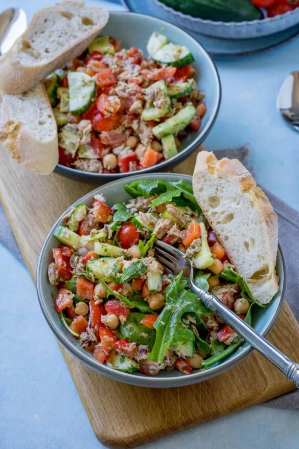 10 Minuten Thunfisch Kichererbsen Salat mit Blitz-Vinaigrette
