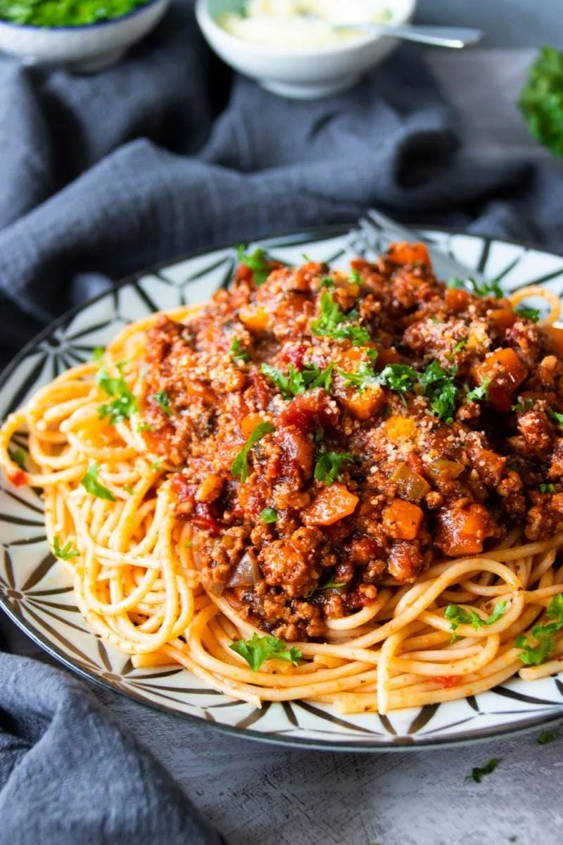 Easy Spaghetti Bolognese - Foodelicacy
