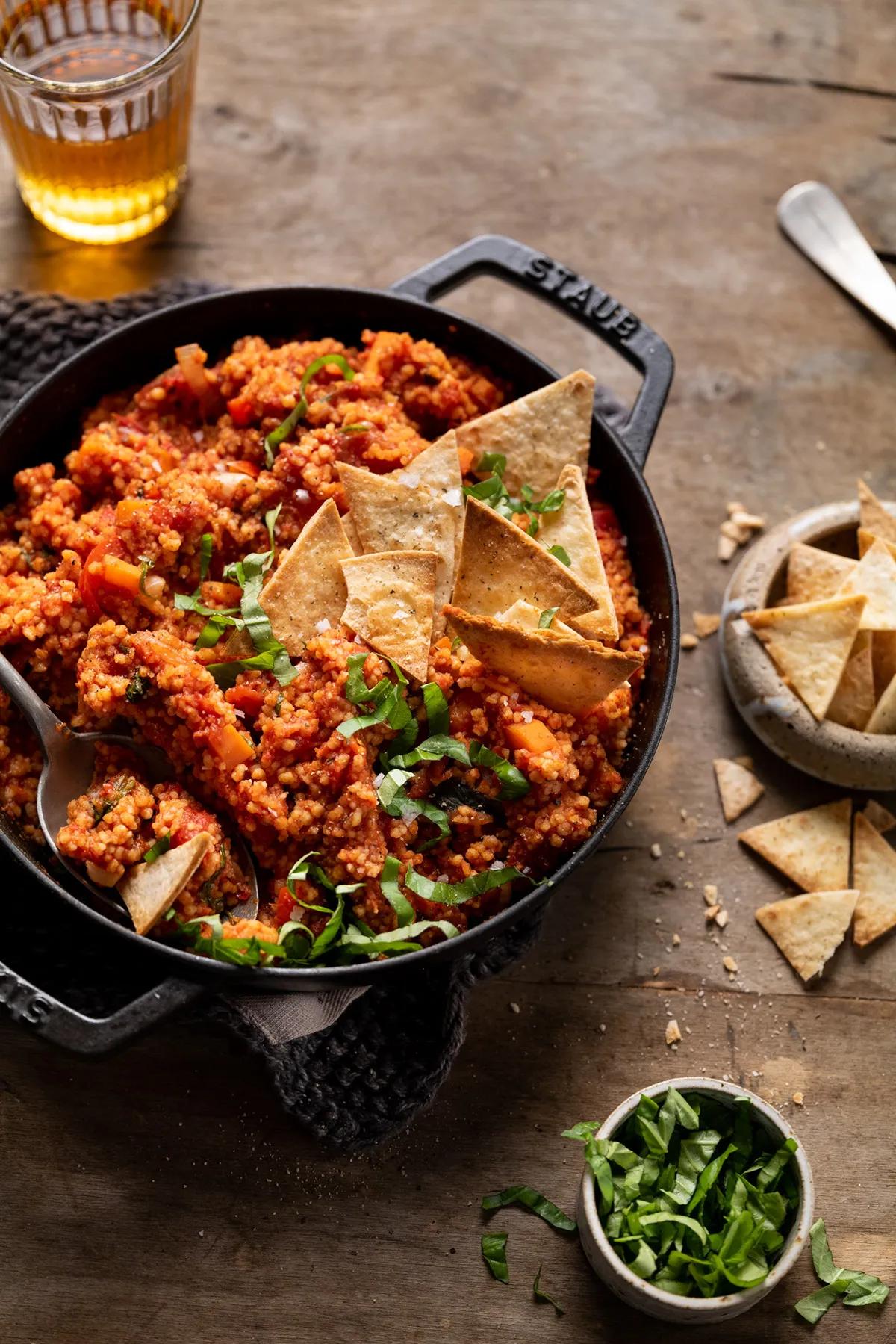 Lenaliciously - Tomaten-Couscous Pfanne, Kräuter Tortilla Chips