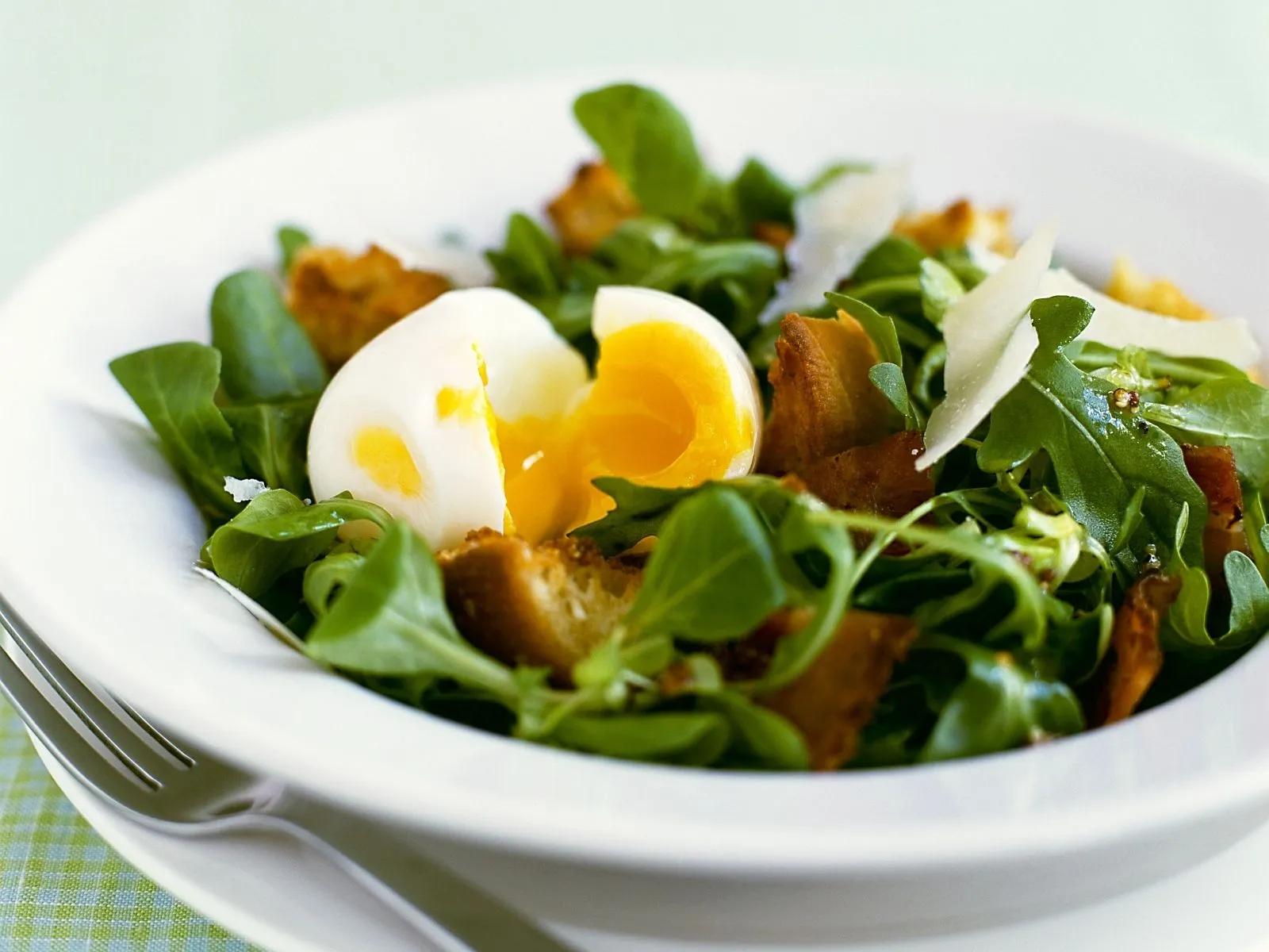 Salat mit Speck, Ei und Parmesan Rezept | EAT SMARTER