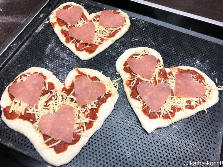 Herz-Pizza mit Salami zum Valentinstag - Katha-kocht!