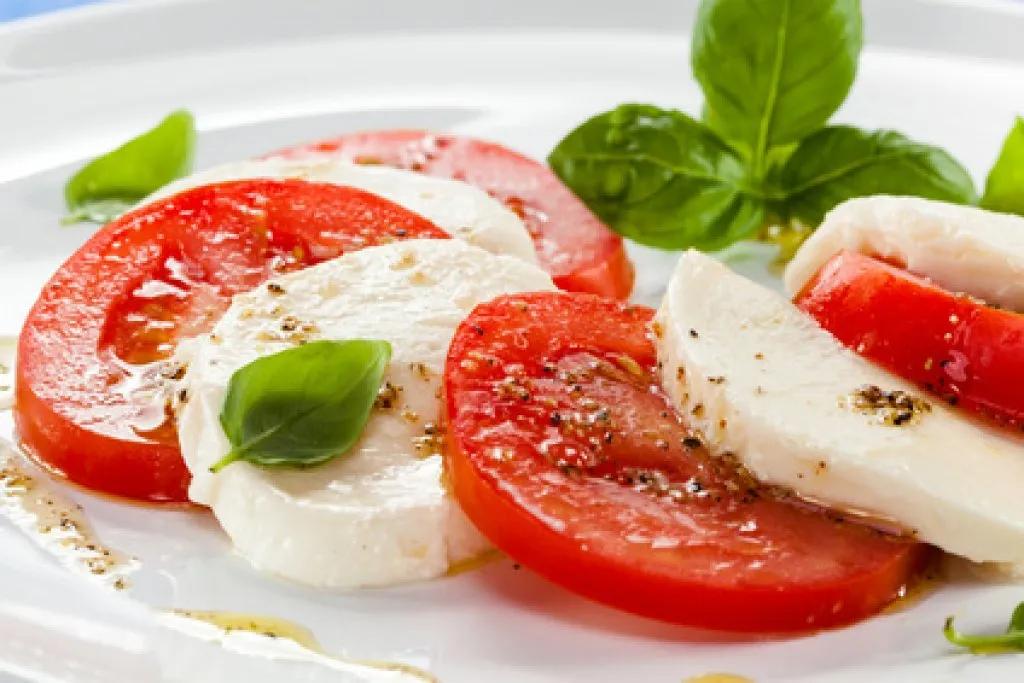 Tomaten-Mozzarella-Salat - Rezept | Kochrezepte.at