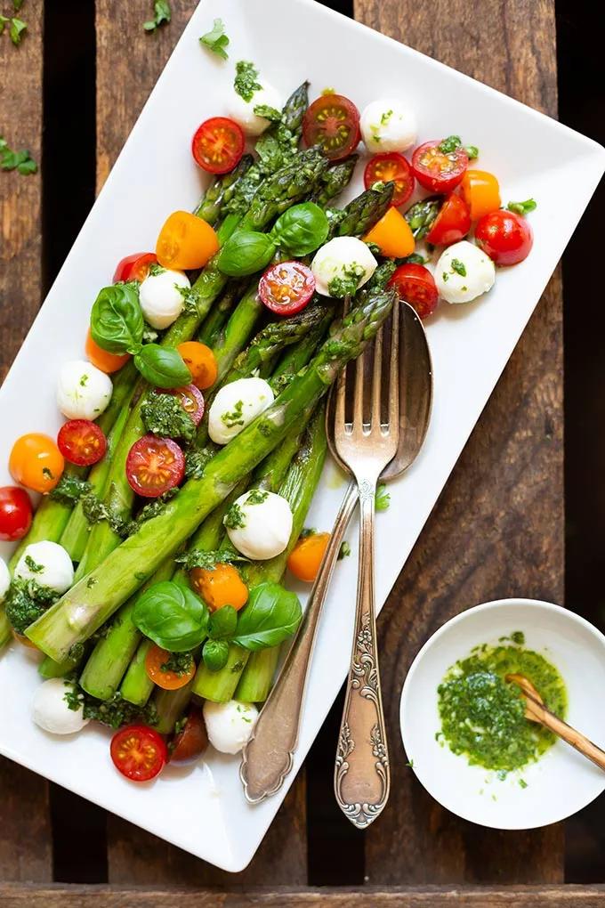 Spargel-Caprese-Salat mit Basilikum-Dressing - Kochkarussell