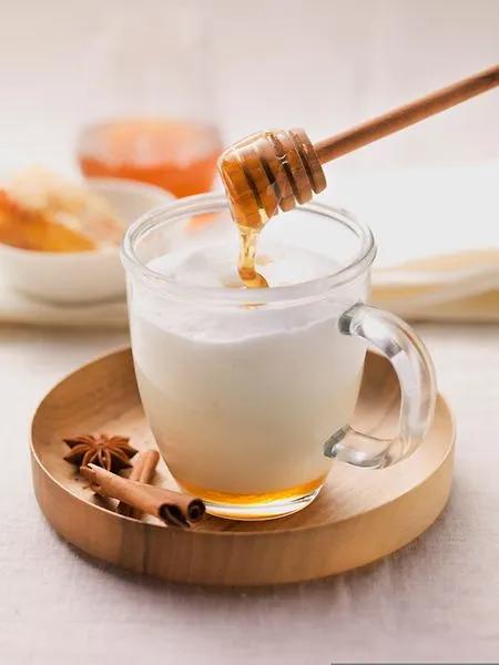 Heiße Milch mit orientalischem Touch: Schlummertrunk mal anders