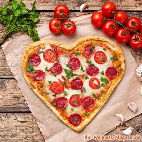 Low-Carb-Pizza-Herz selber machen - einfaches Rezept