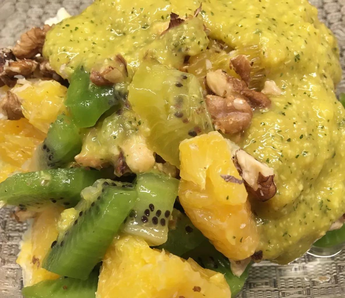 Kiwi Orangen Salat mit Walnüssen und Mango-Minz Dressing - Leckerlife