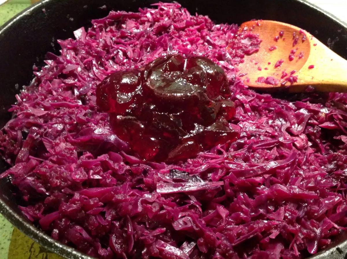 Rotiertes Kaninchen mit Rotkohl und Soße