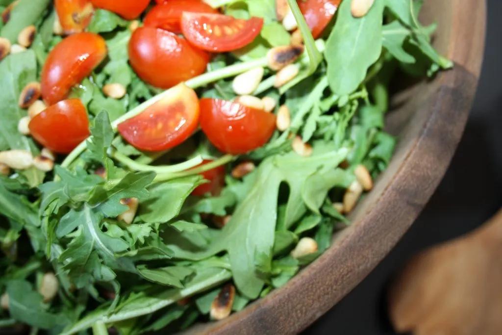 Rucola -Tomaten - Salat mit Pinienkernen | Oh My Blog