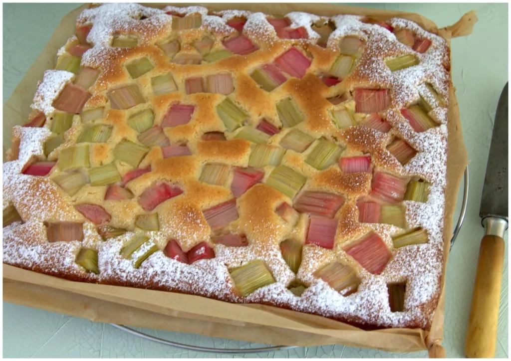 Saftiger Rhabarberkuchen vom Blech mit Marzipan und Vollkorn – Naschkatze