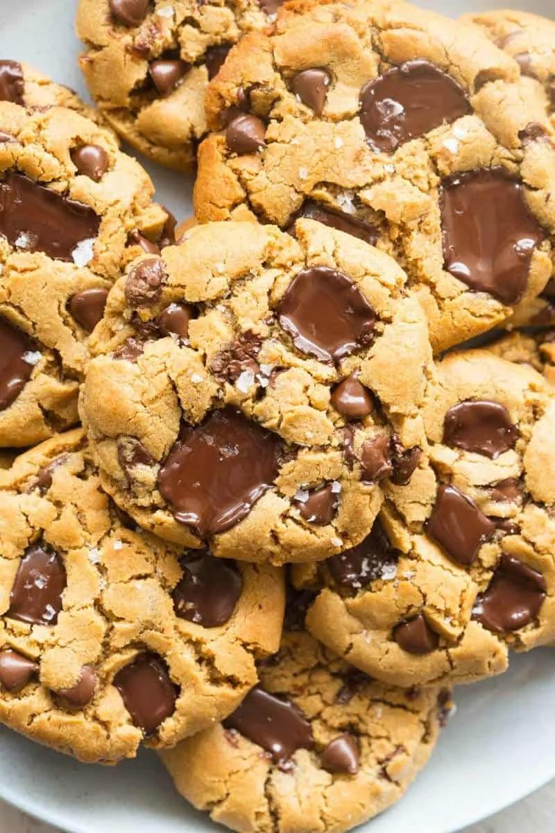 Peanut Butter Chocolate Chip Cookies (NO flour, 4 ingredients!) - The ...