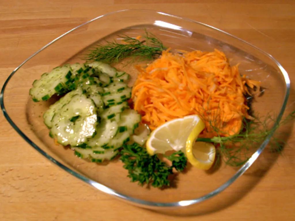 Möhren-Apfel-Salat und Gurkensalat - einfach &amp; lecker | DasKochrezept.de