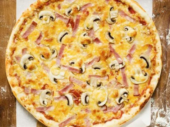 Schinkenpizza mit Champignons | Rezept | Rezepte, Schinken pizza ...