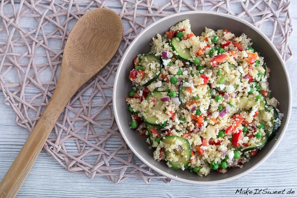 Einfacher Couscous Salat mit Zucchini, Feta, Paprika und Erbsen