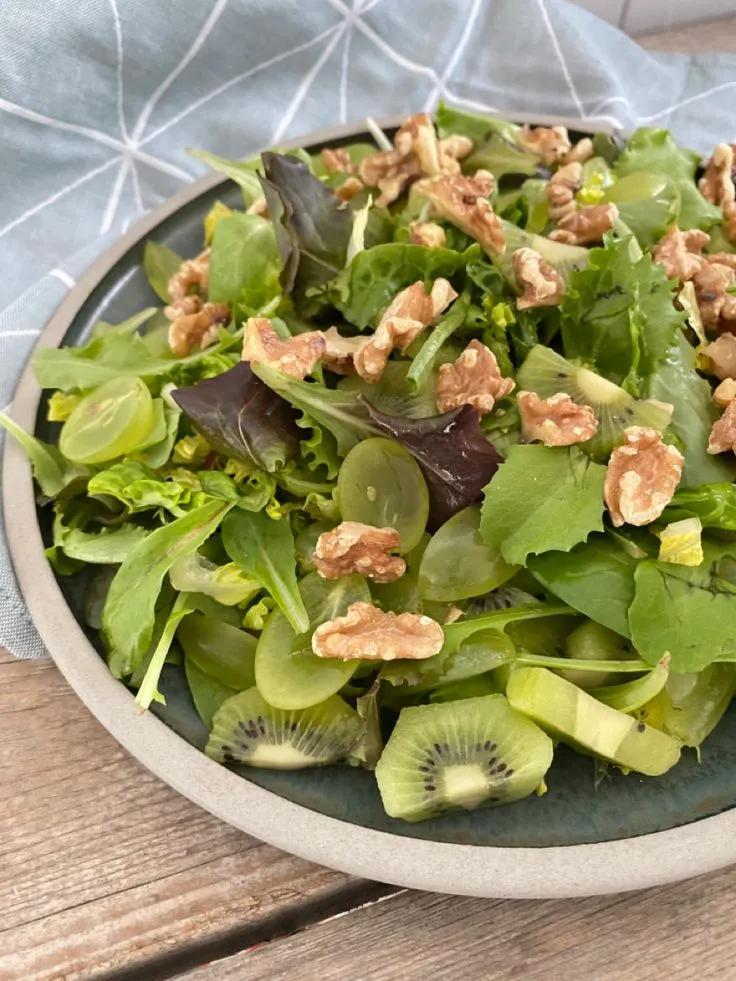 Salat med kiwi, vindruer og valnødder - En smagfuld salat - Mad og ...