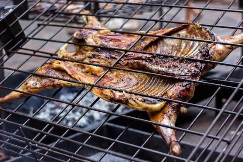 Appetitanregendes Gegrilltes Schweinefleisch Auf Dem Spucken Gebratenes ...